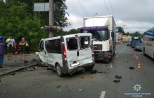 Три легковушки, микроавтобус и грузовик: в Виннице произошло масштабное смертельное ДТП (фото)