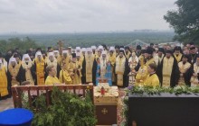 На Владимирской горке начался молебен в честь 1030-летия Крещения Руси