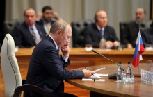 В Кремле заявили, что Путин находится в "постоянном контакте" с Сурковым