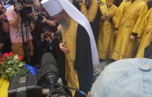 Митрополит Онуфрий возложил цветы и совершил литию на месте гибели людей в феврале 2014 года