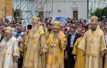 В Киево-Печерской лавре десятки тысяч верующих из разных уголков Украины молились накануне дня памяти князя Владимира