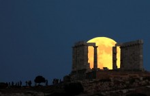 Над Землей взошла "кровавая луна": как мир наблюдал самое долгое в ХХІ веке лунное затмение (фото, видео)