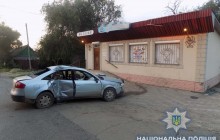 В Одеській області автомобіль врізався в стіну магазину, одна людина загинула і двох госпіталізовано (фото)