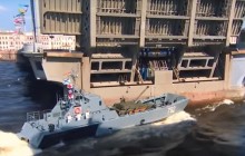В Петербурге в ходе военно-морского парада десантный катер врезался в опору моста (видео)