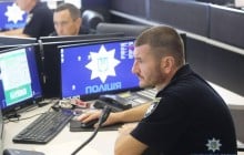 В Киеве неадекватный мужчина напал на парня с саблей (фото)
