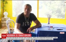 У Дніпрі киянину довелося пояснювати поліції, навіщо він у прикрасах із рушницею вийшов на балкон під пісню Queen (відео)