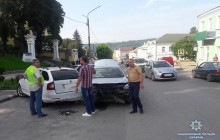 На Тернопільщині водій зомлів за кермом і спричинив ДТП, пошкодивши два автомобілі (фото)