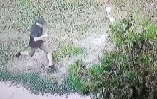 В Херсоне активистку облили кислотой: полиция показала нападавшего на видео