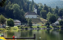 Летняя жара в Швейцарии: лодки и катамараны облюбовали живописное озеро Жу (фоторепортаж)