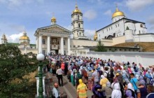 Кілька масштабних хресних ходів ідуть на урочистості на честь Почаївської ікони Божої Матері