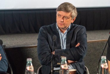 Сергей Лозница: Над головой мечом висит война – Кривой Рог, где снимали «Донбасс», не так далеко… И пока мы снимали фильм, в город доставили нескольких украинских солдат – хоронить. Это все ужасно