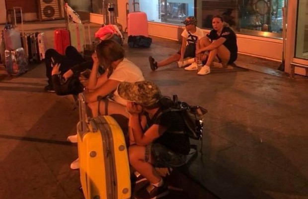 В Грузии из-за задержки рейсов в Киеве "застряла" группа украинских туристов, среди них - дети и травмированные (фото, видео)