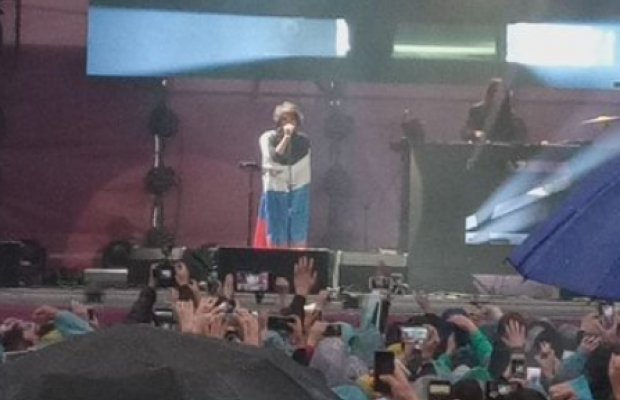 Земфира разгневала украинских фанатов выступлением с российским флагом на фестивале в Минске (видео)