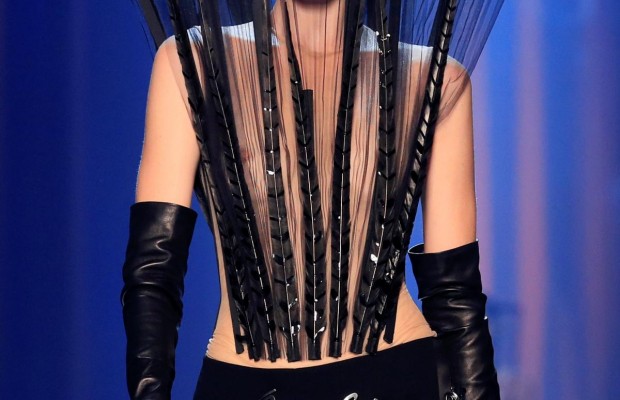 "Голые" платья и жилеты из пластика: в Париже проходит неделя высокой моды (фото)