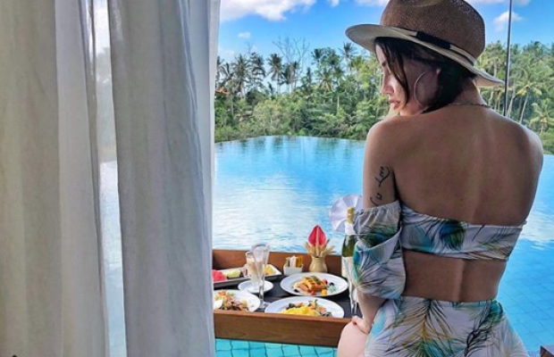 Вид сзади: Надя Дорофеева продемонстрировала соблазнительную фигуру в купальнике (фото)