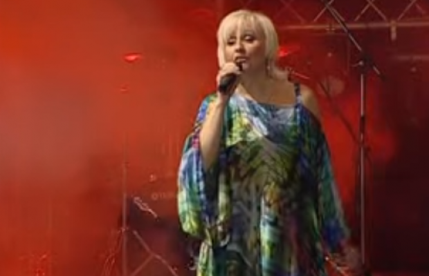 Впавшую в кому солистку популярной в 90-х группы перевезли в частную клинику Киева