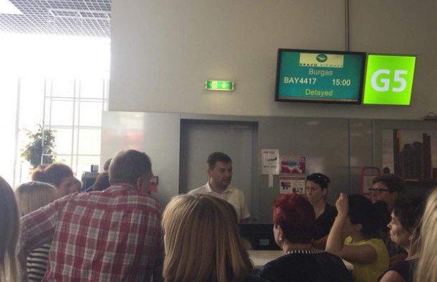Задержка более 9 часов: печально известная Bravo Airways откладывает вылет из Киева уже 4 раза (фото)