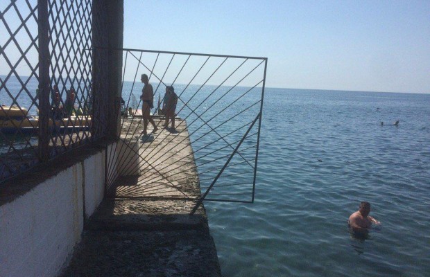 "Забор вносит покой в души русо-туристов": появились свежие фото пляжа в оккупированном Крыму