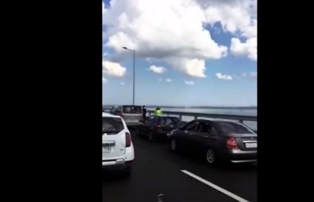 Лидер любимой группы Путина устроил пробку на Крымском мосту (видео)