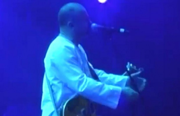 Известный украинский певец угодил в скандал: выступил на пиар-мероприятии одиозного нардепа (видео)