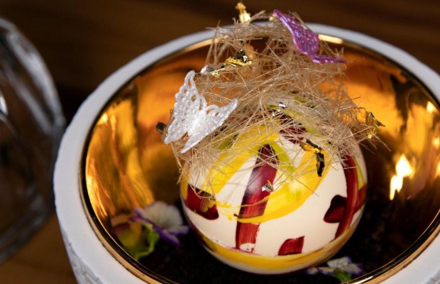 Коштовний смаколик: в одному з готелів Нью-Йорка гостям пропонують морозиво із золотом за 1500 доларів (відео)