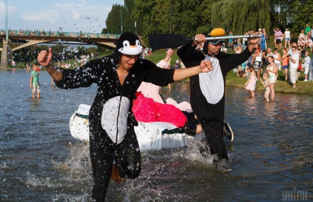 І річка по коліно: в Ужгороді відбулася традиційна регата на чудернацьких човнах (фоторепортаж)