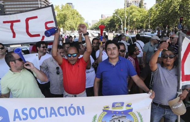 Таксисты в Испании блокируют улицы крупных городов и угрожают перекрыть границу с Францией