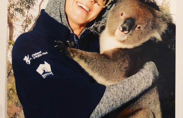 Обнимашки с коалой: снимки известной певицы с животным взорвали сеть (фото)