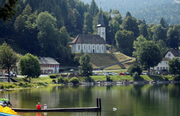 Літня спека у Швейцарії: човни та катамарани облюбували мальовниче озеро Жу (фоторепортаж)