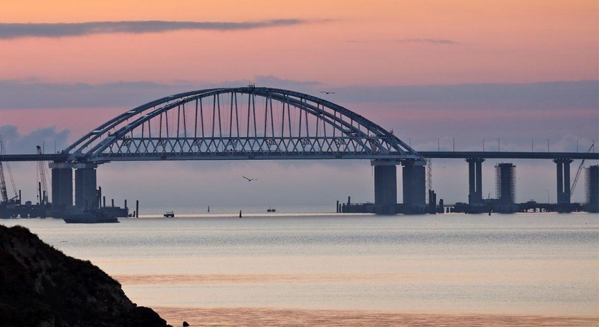 EU envoys slap sanctions against six people involved in illegal construction Crimean bridge – Poroshenko