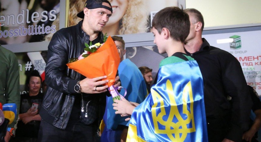 Усик повернувся до України після переможного бою в Москві (фоторепортаж)