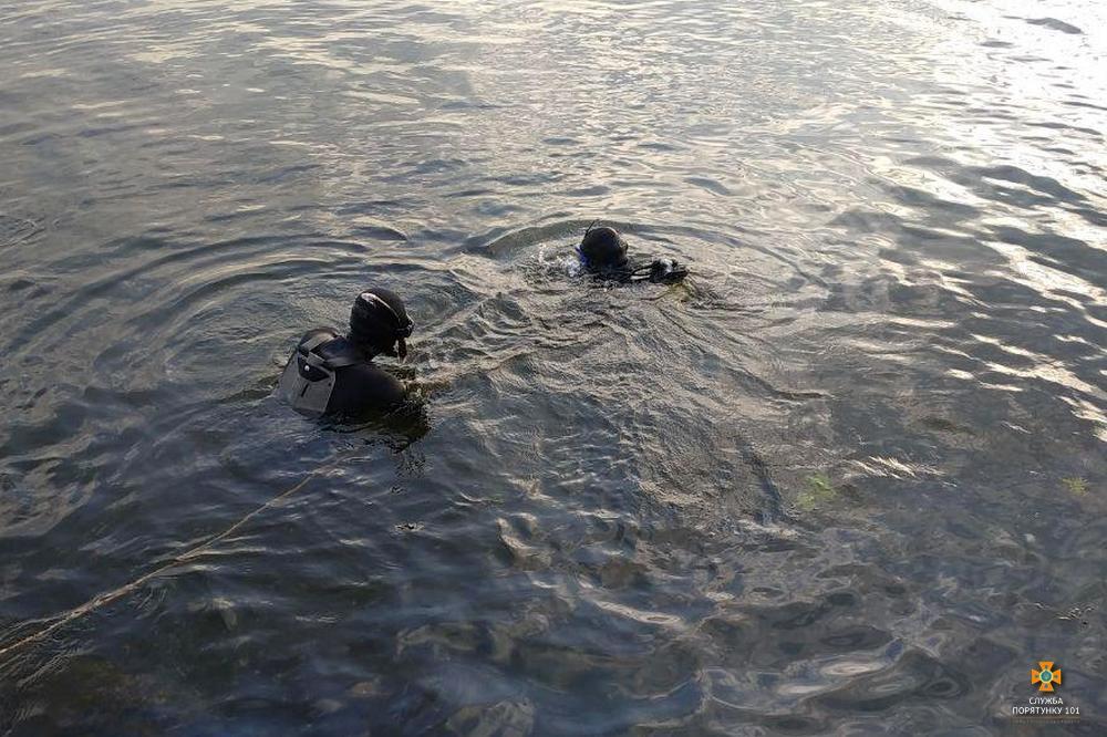 Водолази витягли тіло чоловіка на берег \ Служба порятунку Водолази витягли тіло чоловіка на берег \ Служба порятунку
