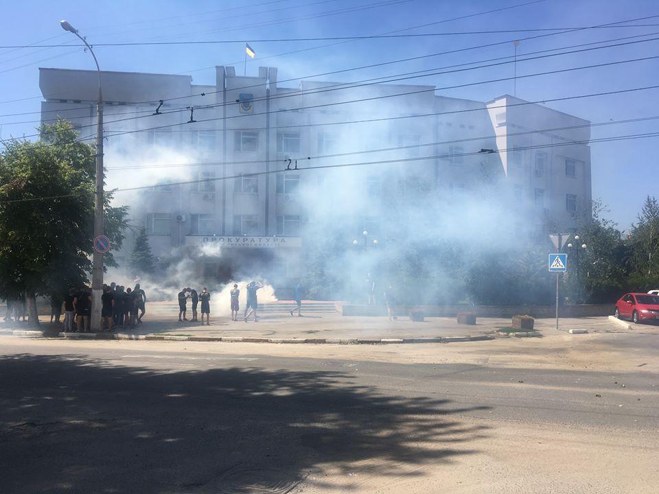 Активисты "Нацкорпуса" зажгли дымовые шашки под зданием херсонской прокуратуры / фото Viktor Taran Активисты "Нацкорпуса" зажгли дымовые шашки под зданием херсонской прокуратуры / фото Viktor Taran
