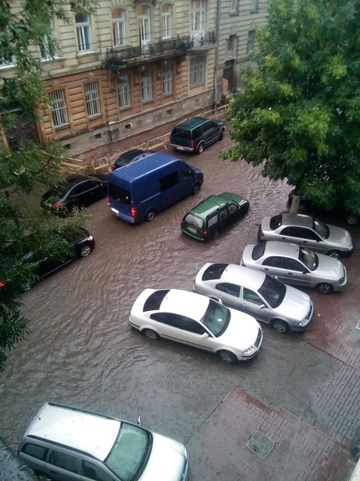 Вулиці Львова знову затопило / www.facebook.com/igor.zinkevych Вулиці Львова знову затопило / www.facebook.com/igor.zinkevych