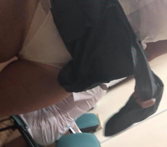 Во время проведения следственных процедур задержанная вела себя агрессивно и задирала юбку / фото Дмитрий Кравчук