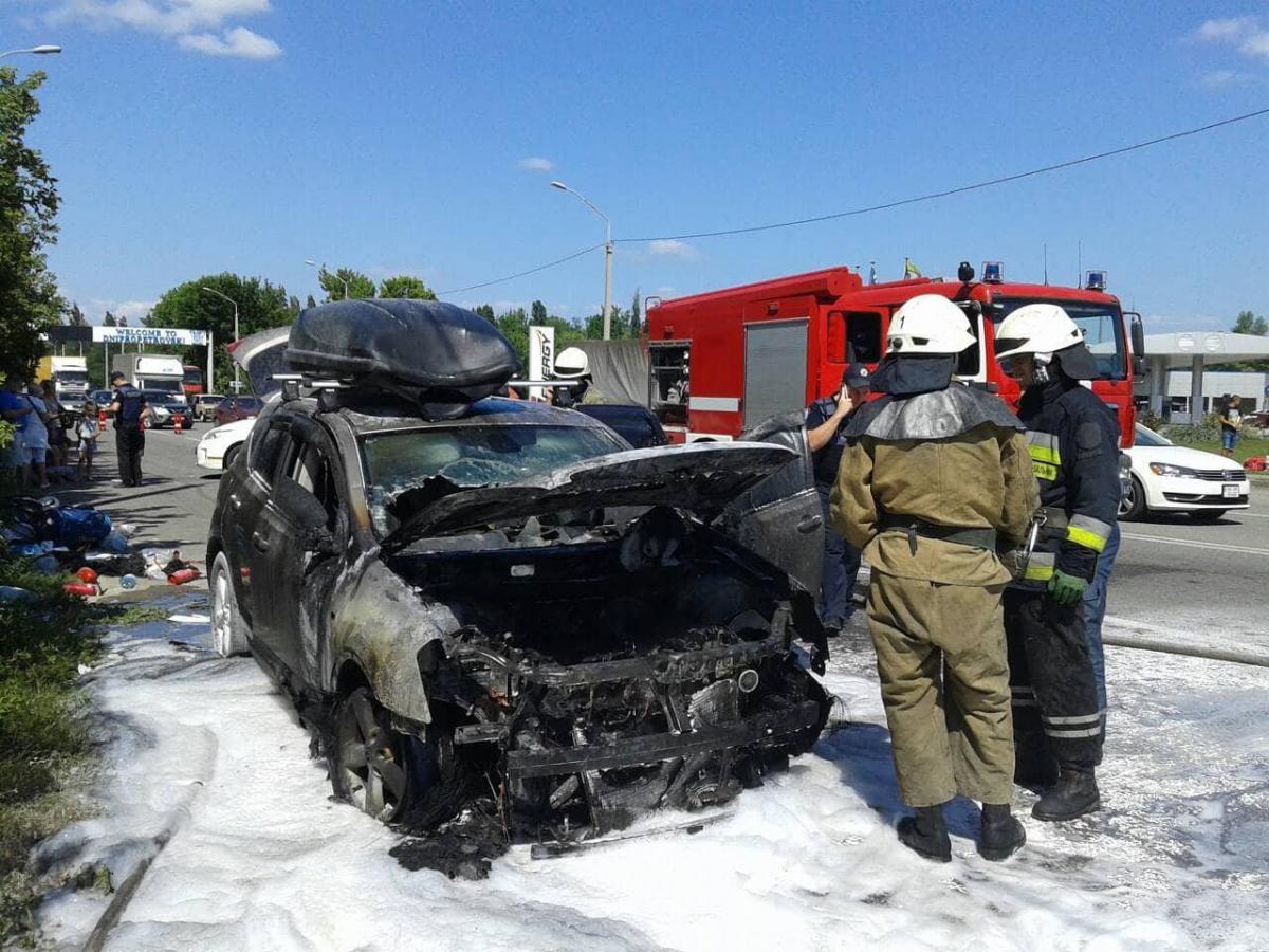 В Днепре на ходу загорелся автомобиль / фото ГСЧС В Днепре на ходу загорелся автомобиль / фото ГСЧС