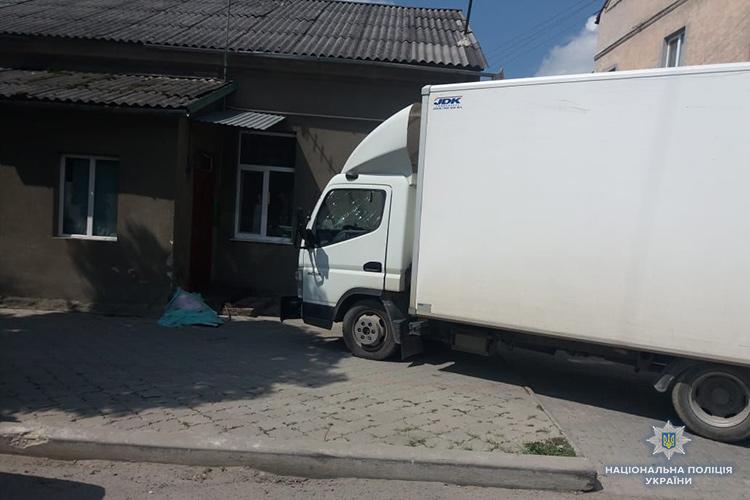 На Тернопільщині вантажівка виїхала на тротуар, загинула 8-річна дівчинка (фото) На Тернопільщині вантажівка виїхала на тротуар, загинула 8-річна дівчинка (фото)