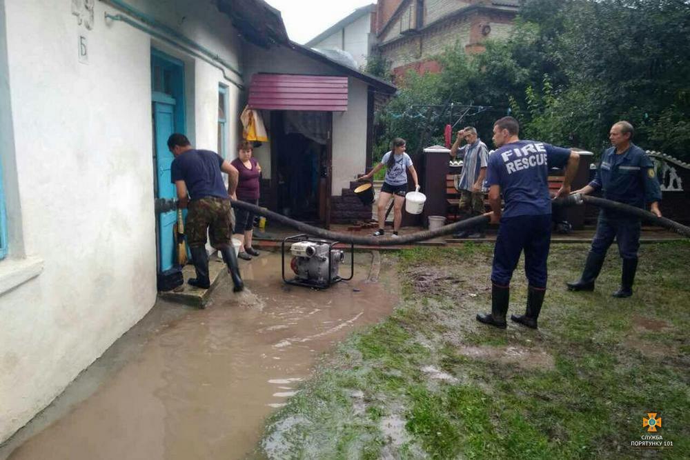 На Тернопільщині внаслідок зливи затопило три приватні будинки (Фото) На Тернопільщині внаслідок зливи затопило три приватні будинки (Фото)