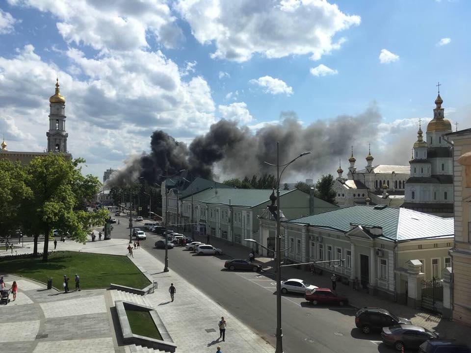 В Харькове горит здание ВУЗа / фото Харьков City В Харькове горит здание ВУЗа / фото Харьков City