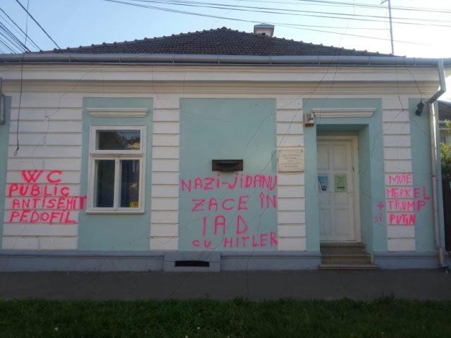 Будинок відомого екс-в'язня нацистів розмалювали антисемітськими написами / фото twitter.com/WorldJewishCong