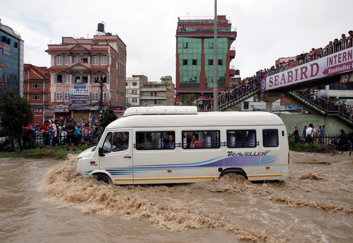 Мощные ливни привели к сходу оползня в Непале / REUTERS