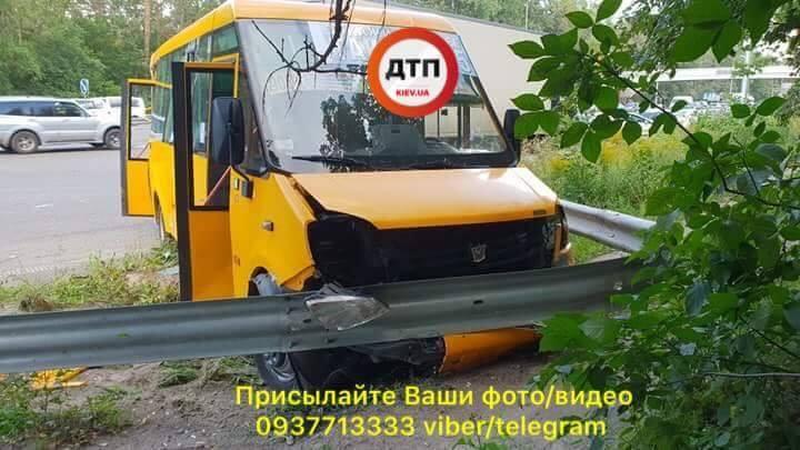 В результате ДТП есть пострадавшие / фото facebook.com/dtp.kiev.ua В результате ДТП есть пострадавшие / фото facebook.com/dtp.kiev.ua