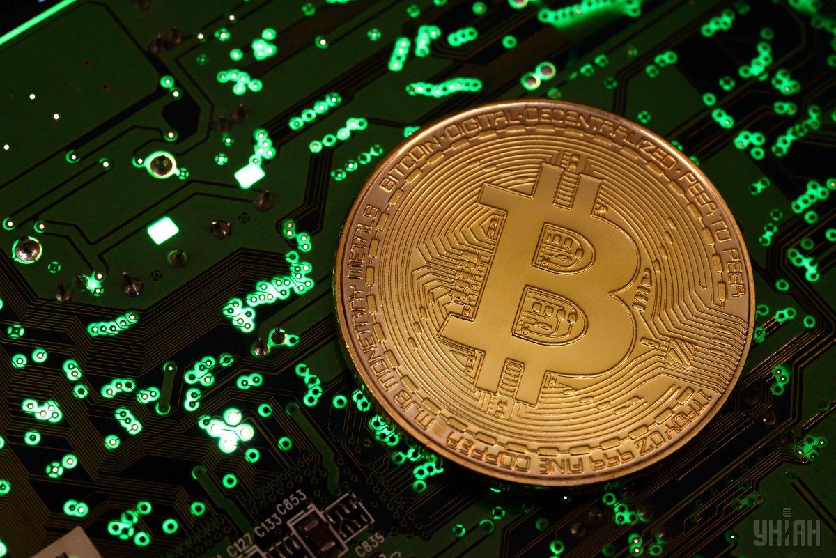 Bitcoin впервые за почти 2 года упал ниже 17 тысяч долларов / фото УНИАН