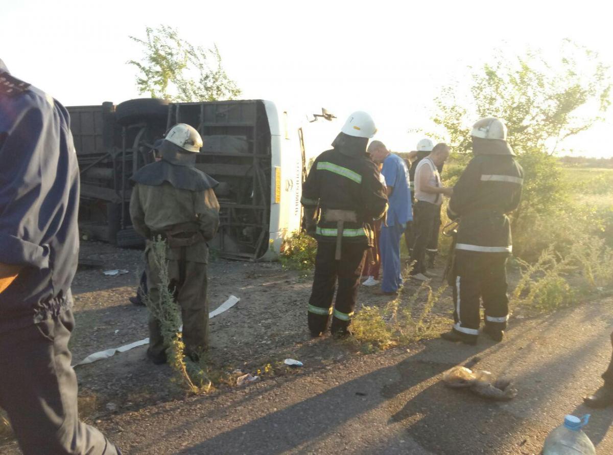 В результаті удару автобус перекинувся / фото Інформатор В результаті удару автобус перекинувся / фото Інформатор