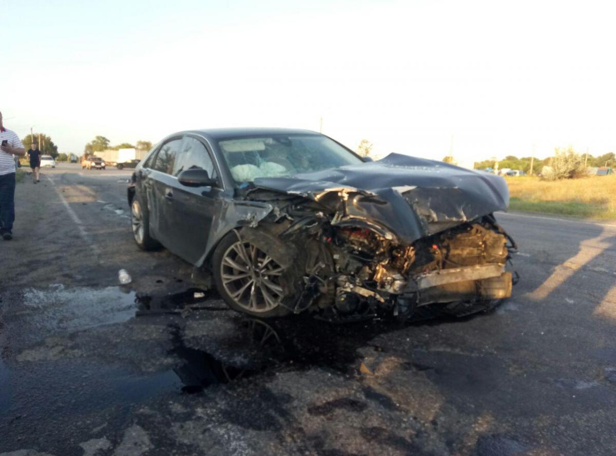 Водій Audi не відреагував на знак «Стоп» і «влетів» автобусу в бік / фото Інформатор Водій Audi не відреагував на знак «Стоп» і «влетів» автобусу в бік / фото Інформатор