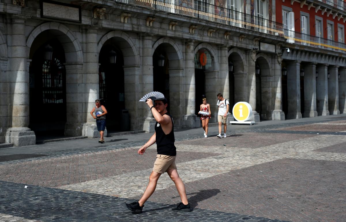 Испанцы страдают от жары / REUTERS