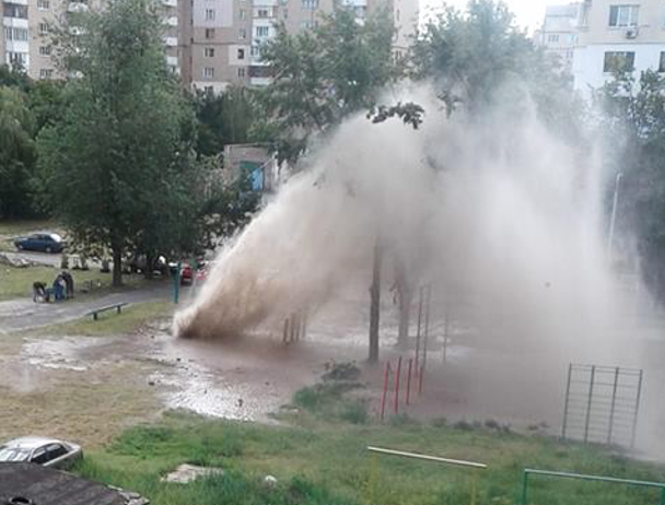 У дворі прорвало трубу з холодною водою / фото kiev.informator.ua