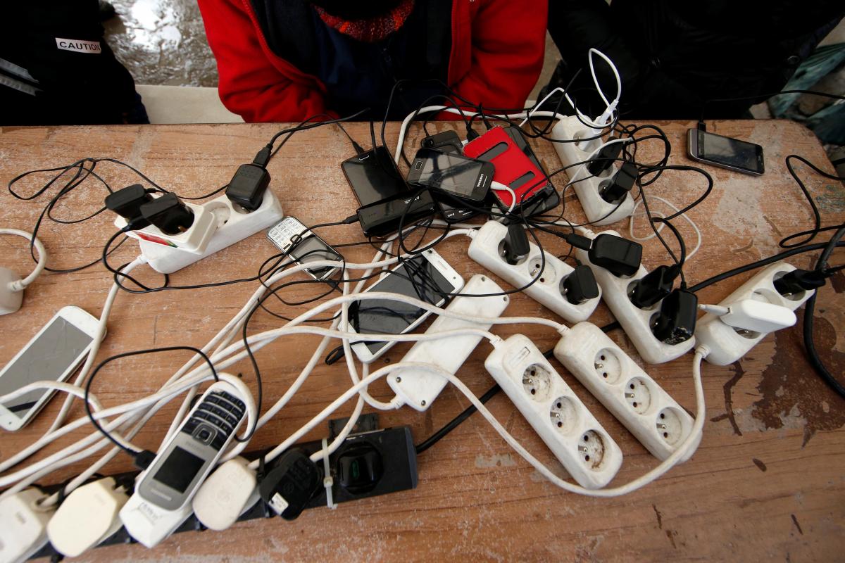 Можно ли оставлять зарядку в розетке без телефона - ответ поразит. Иллюстрация REUTERS