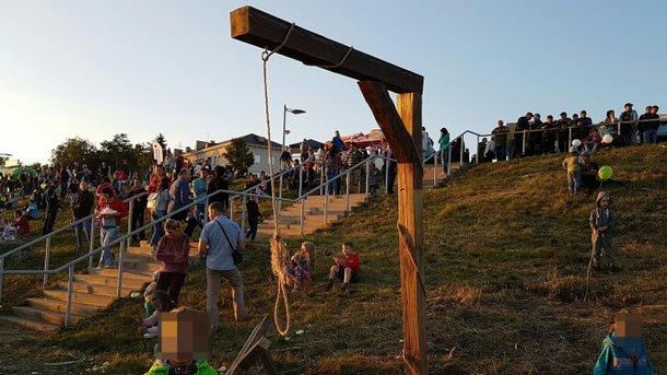 Омичам дали приміряти шибеницю на Дні міста / Фото: "Новий Київ" Омичам дали приміряти шибеницю на Дні міста / Фото: "Новий Київ"