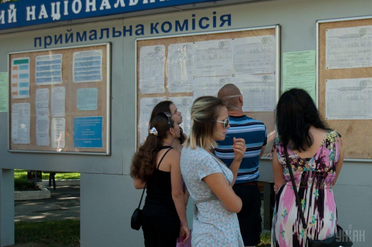 Цього року значно спростили умови закінчення випускних класів в українських школах та вступ до українських ВИШів / фото УНІАН Цього року значно спростили умови закінчення випускних класів в українських школах та вступ до українських ВИШів / фото УНІАН